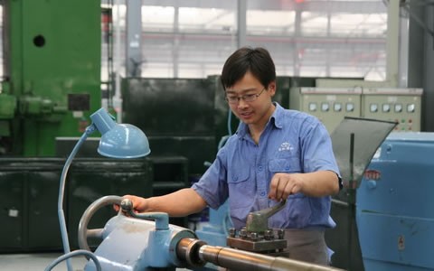 張(zhāng)乃艦在(zài)市車工(gōng)技能大(da)賽上奪(duo)冠