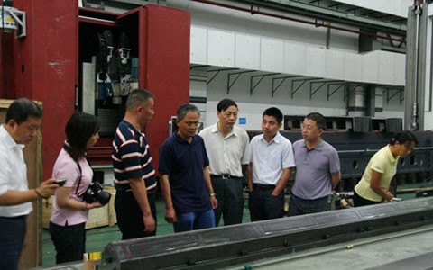 中國(guo)機床工具協會執(zhi)行副理事長王黎(li)明莅臨杭機股份(fen)調研